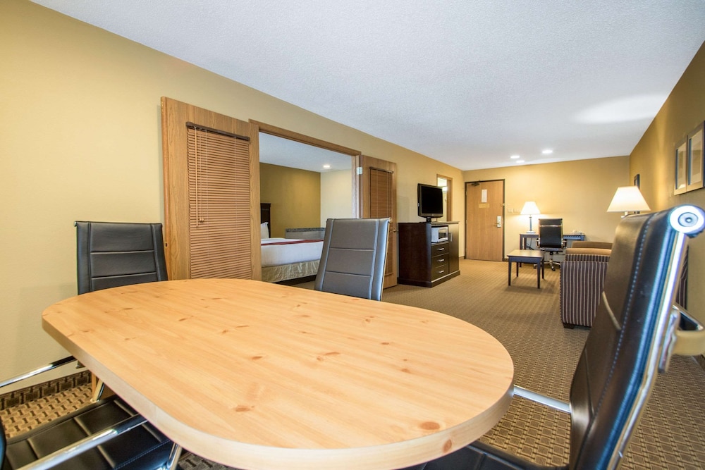 Suite, Multiple Beds, Non Smoking - Photo 7
