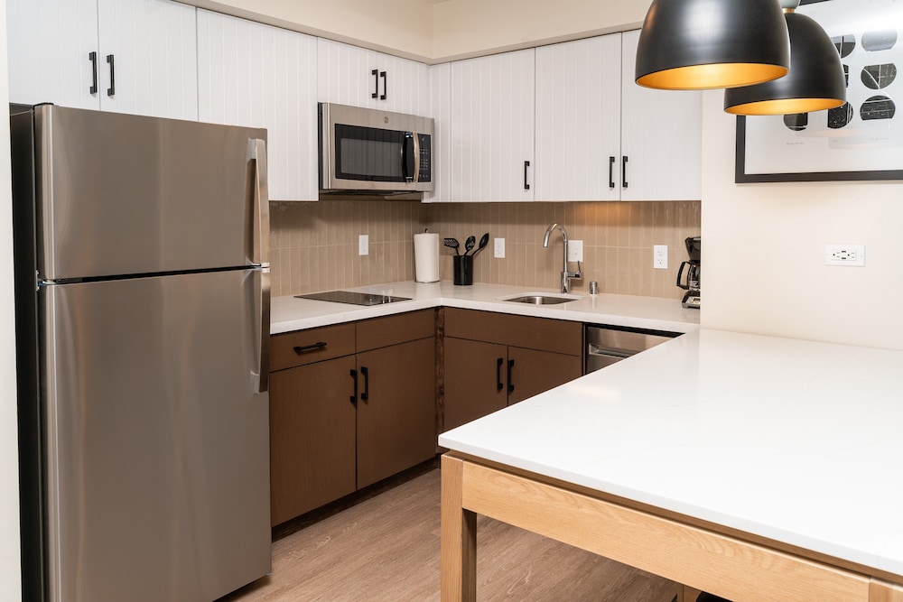 Suite, 1 Bedroom, Kitchen - Photo 7
