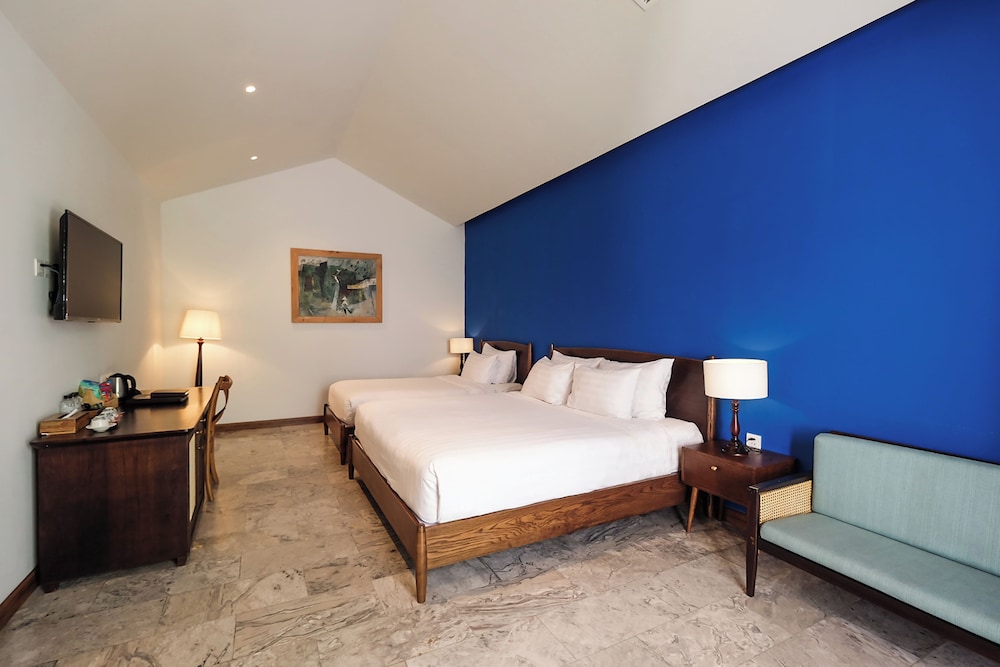 Family Pool Access Room