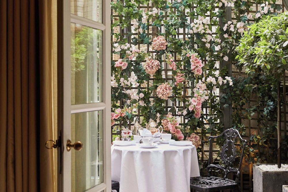 Suite (5) Victoria and Albert)