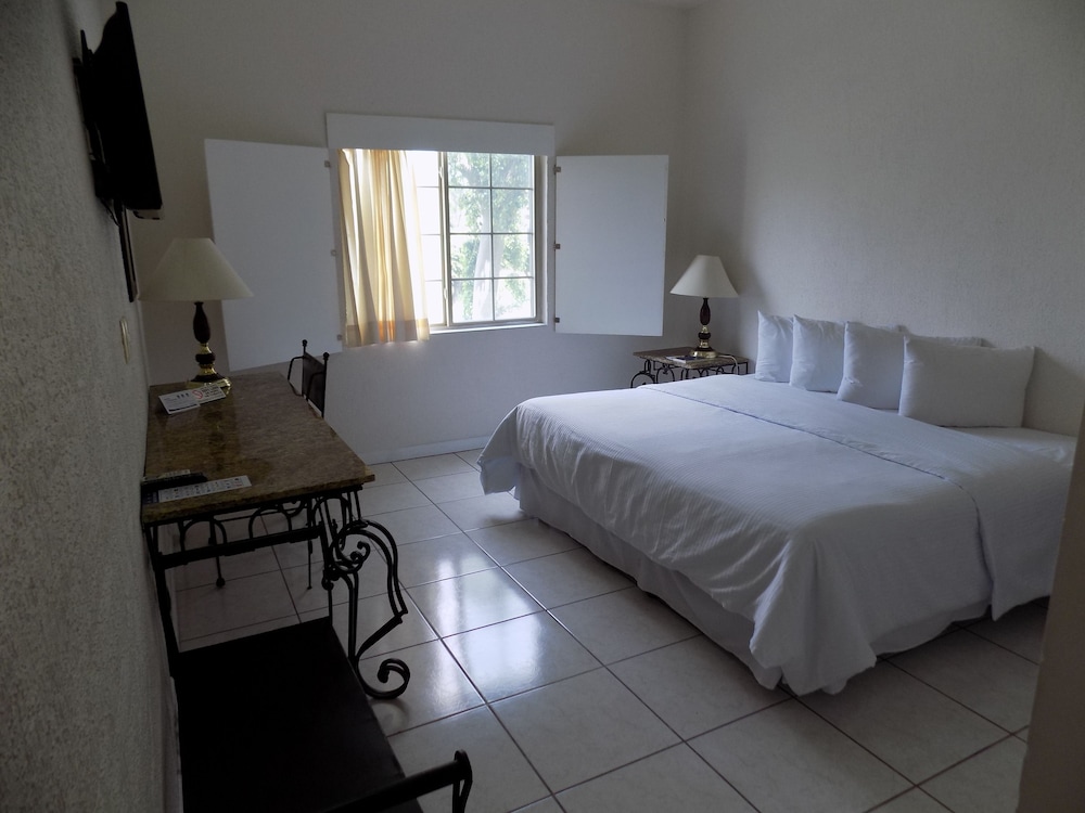 Standard Room, 1 King Bed, Non Smoking - Photo 8