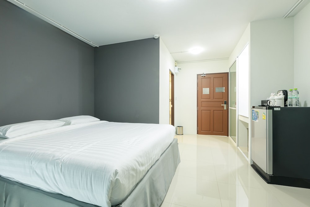 Deluxe Room, 1 King Bed, Balcony photo 3