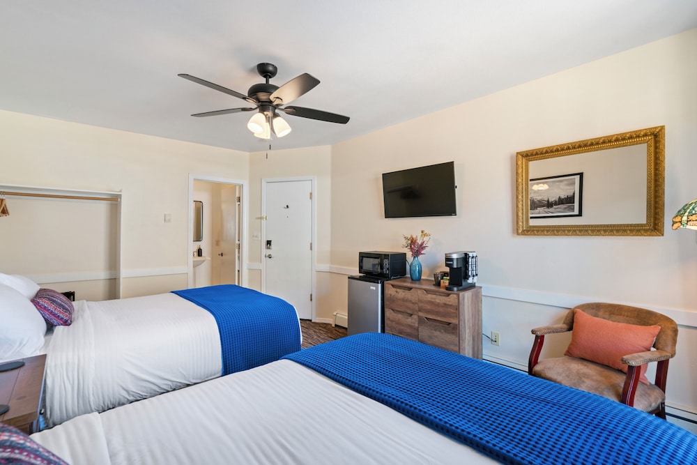 Honeymoon Room, 2 Queen Beds, Non Smoking, Mountain View photo 2