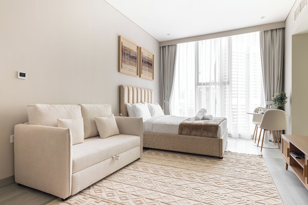 Signature Studio, 1 Queen Bed, Marina View photo 3
