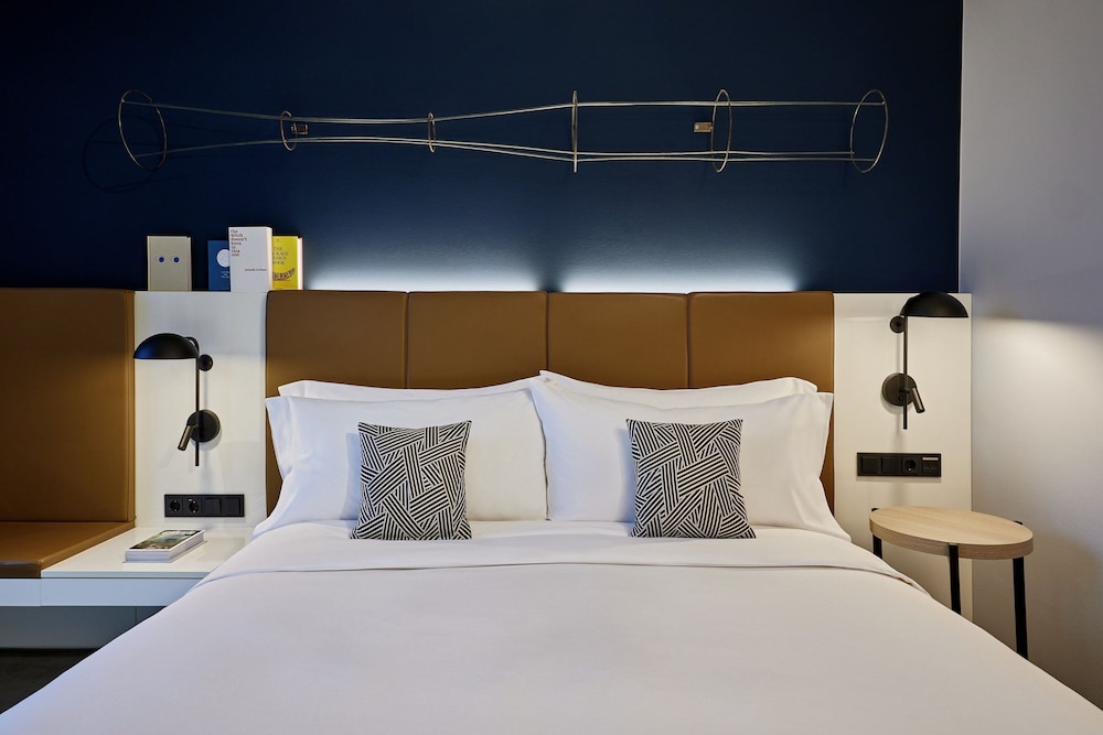 Comfort Room, 1 King Bed, City View