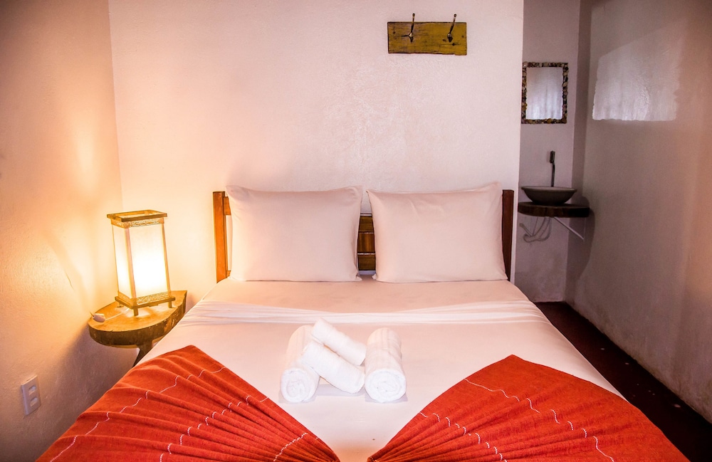 Basic Twin Room, 1 Double Bed, Courtyard View, Beachfront photo 3