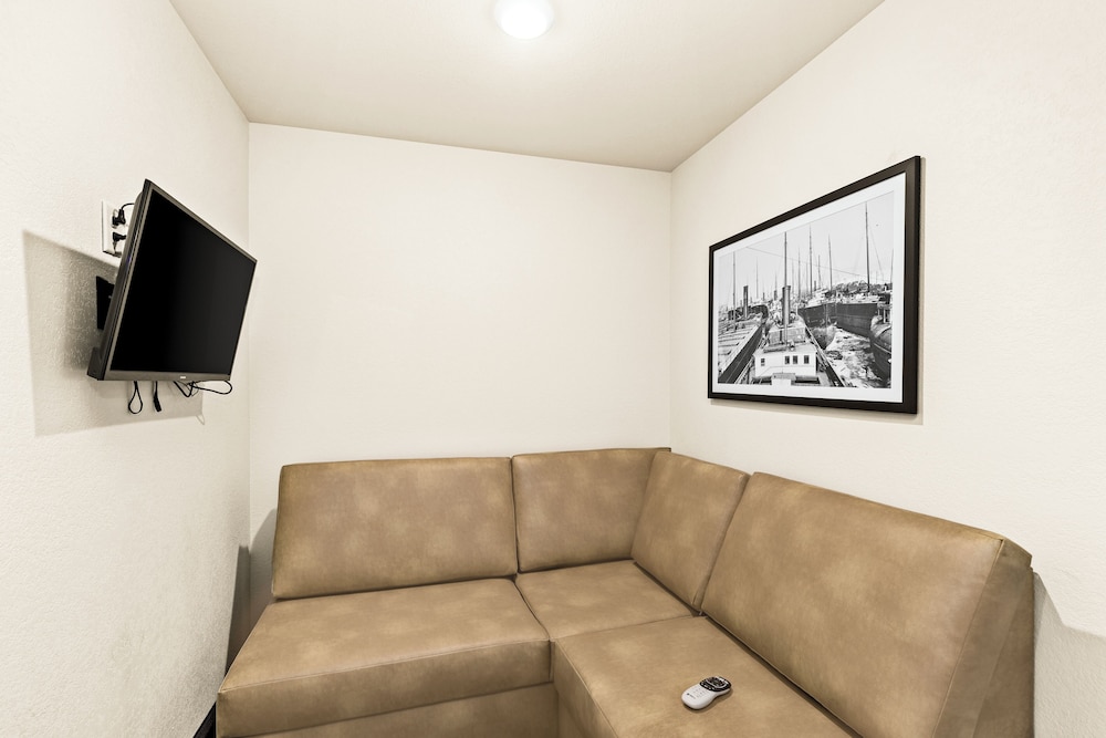 Studio, 1 King Bed with Sofa bed, Accessible, Non Smoking - Photo 3