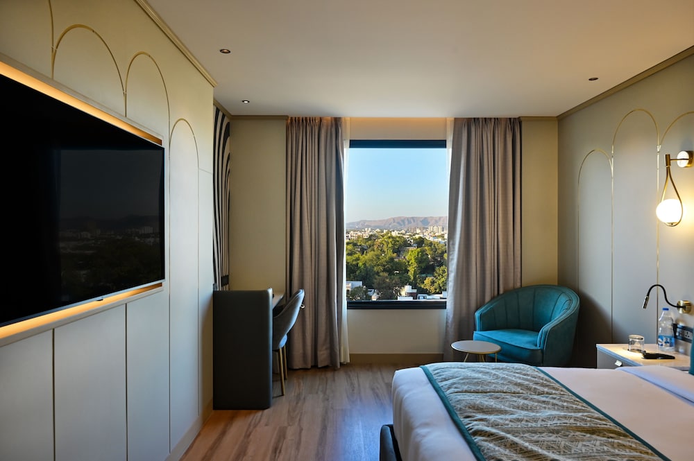 Suite - Photo 18