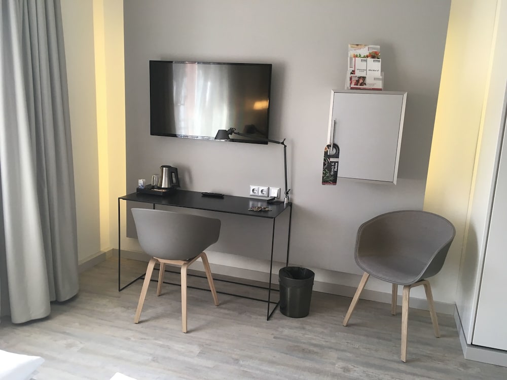 Basic Double Room, 1 Bedroom, Non Smoking, Courtyard View (New Style) photo 2