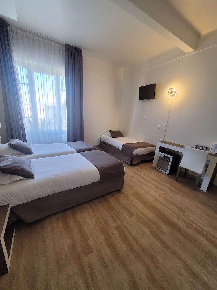 Standard Room, 3 Twin Beds - Photo 4
