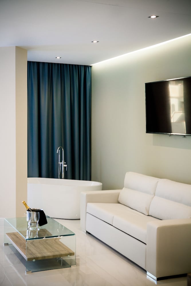 Junior Double Room, 1 Queen Bed - Photo 6