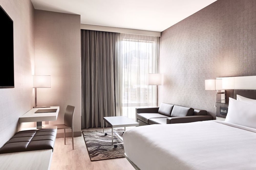 Room, 1 King Bed (Mobility/Hearing Access, Roll-in Shwr)