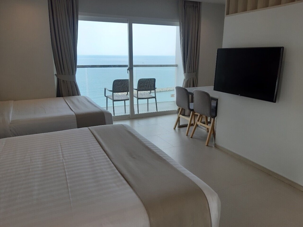 Deluxe Corner Suite with Twin Bed