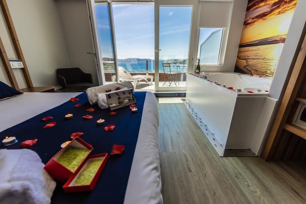 Deluxe Double Room, 1 King Bed photo 2