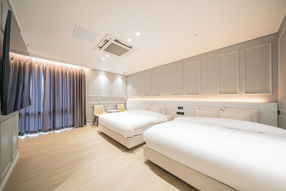 Signature Family Room - Photo 1