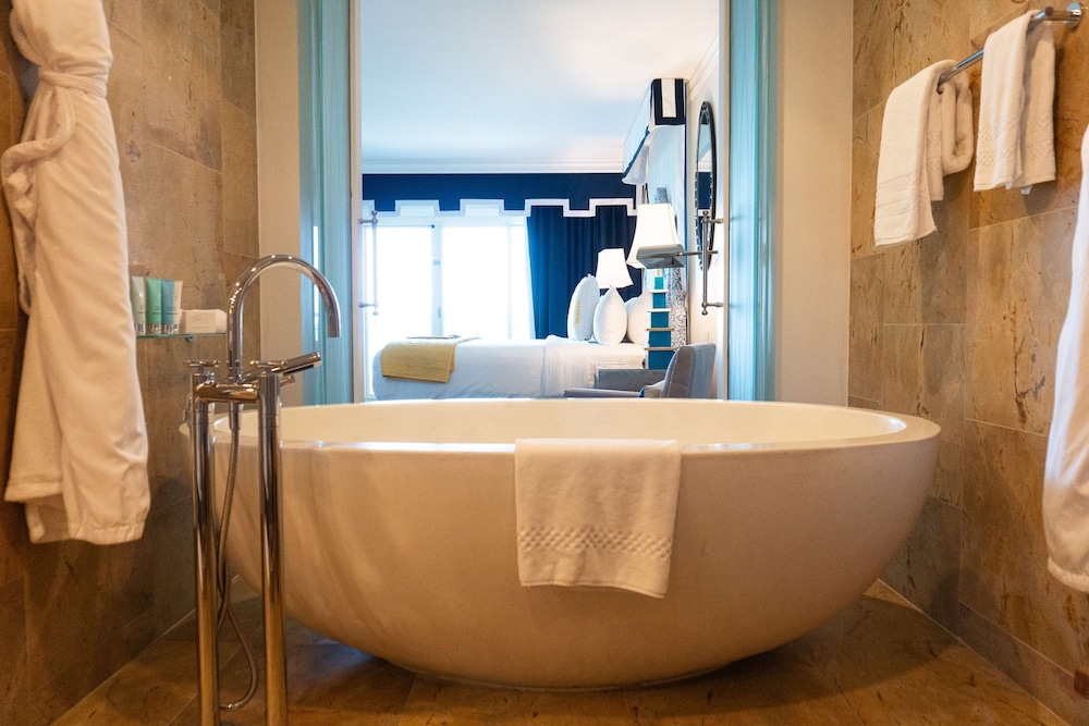 Club Suite, 1 King Bed, Oceanfront - Photo 12