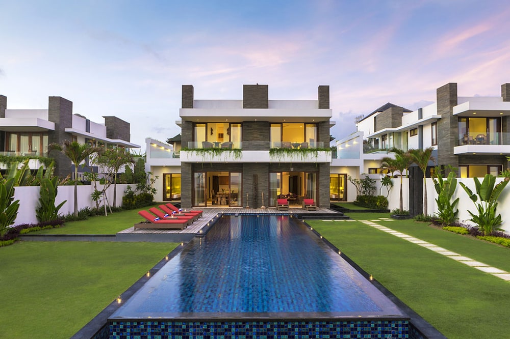 Five Bedrooms Beachfront Villa photo 1