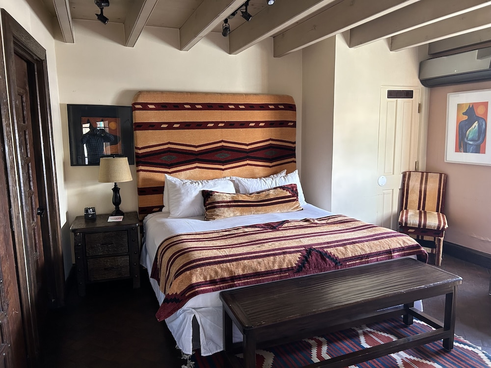 Deluxe Room, 1 King Bed photo 3