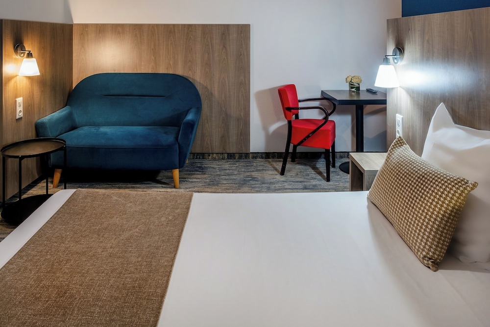 Suite - Photo 1