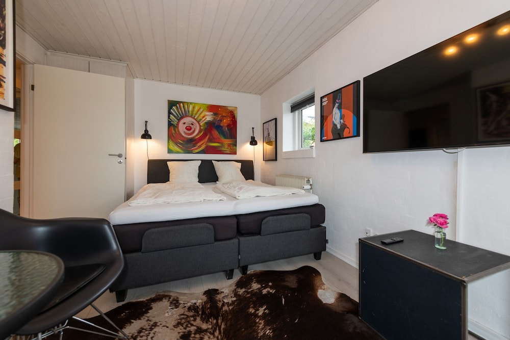 Double Room, 1 King Bed, Shared Bathroom photo 3