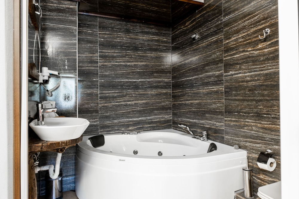 Luxury Suite - Photo 4