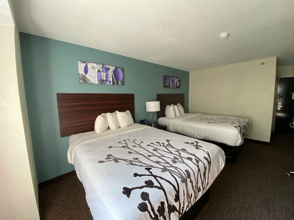 Standard Room, 2 Queen Beds, Non Smoking - Photo 3