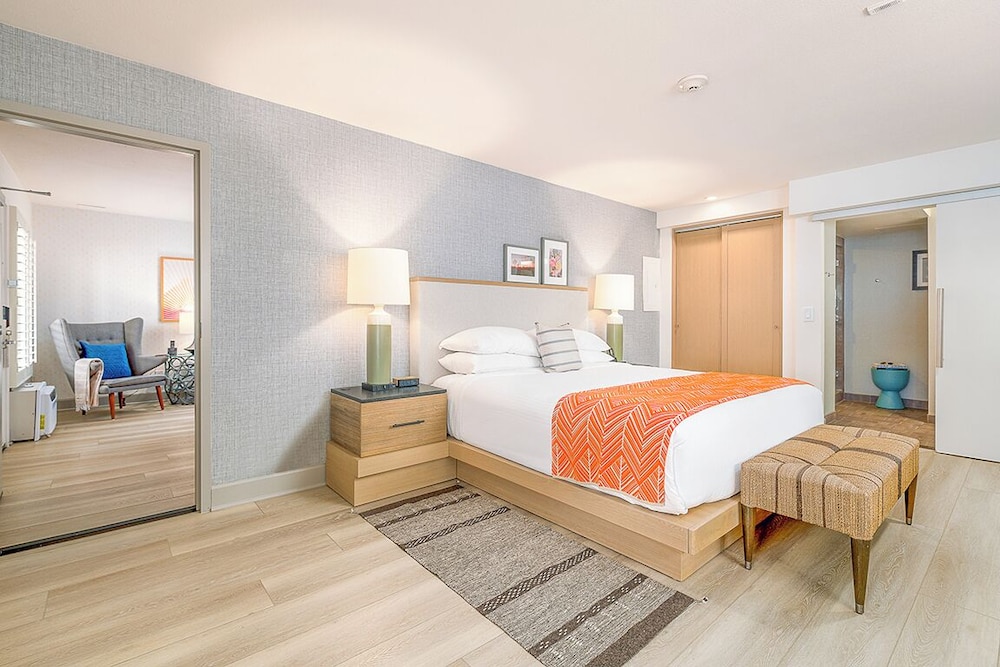 Standard Room, 1 King Bed, Partial Ocean View