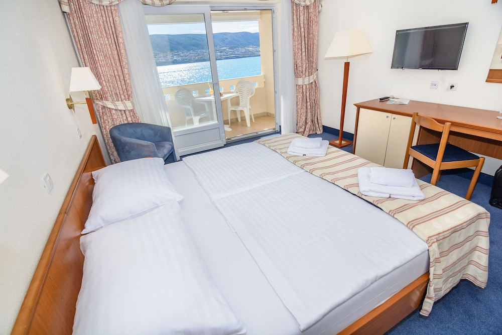 Superior Double or Twin Room, Balcony, Sea View - Photo 3