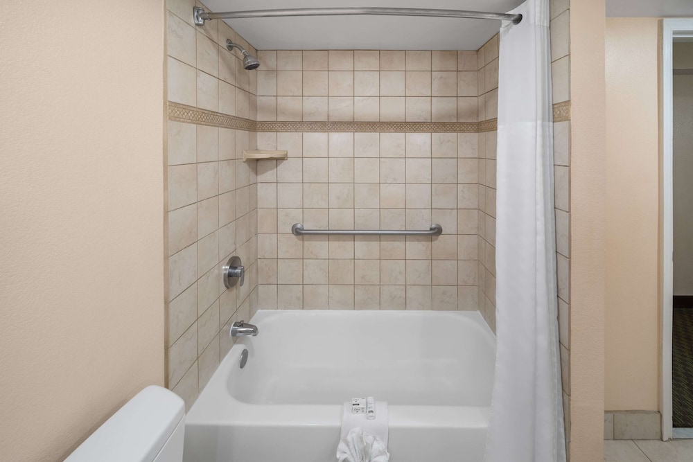 Suite, 1 King Bed, Non Smoking - Photo 6
