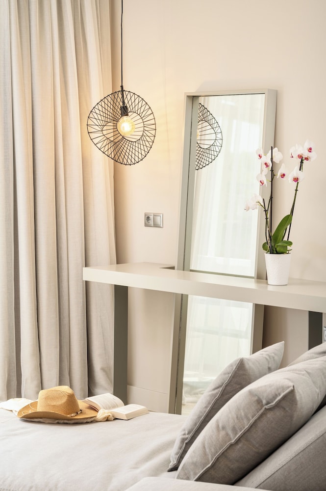 Luxury Suite - Photo 9