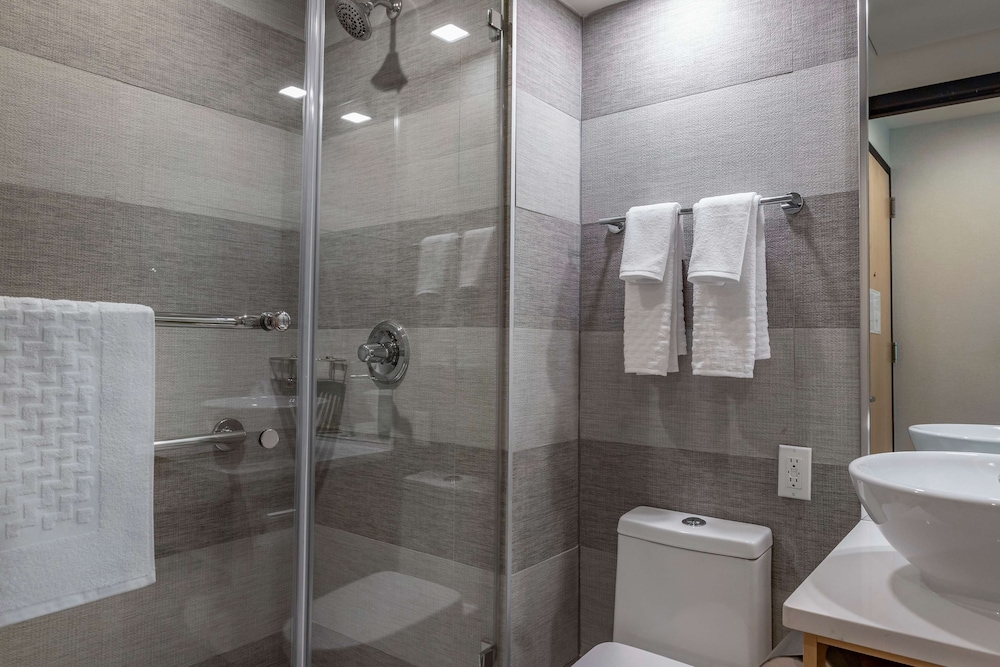 Standard Room, 1 Queen Bed, Non Smoking (Shower Only)