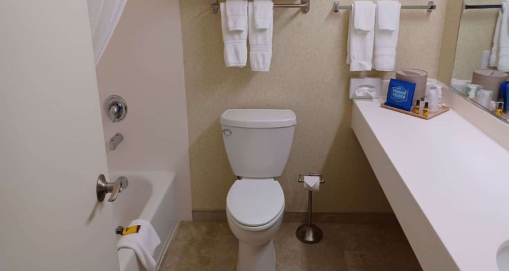 Standard Room, Multiple Beds, Non Smoking, Refrigerator & Microwave - Photo 2