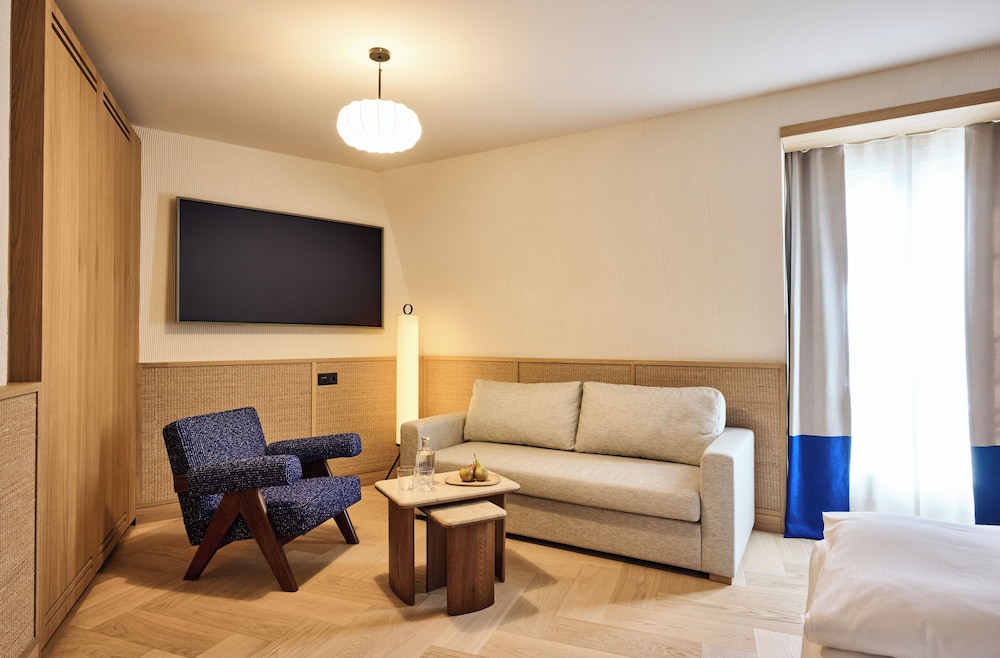 Suite - Photo 3