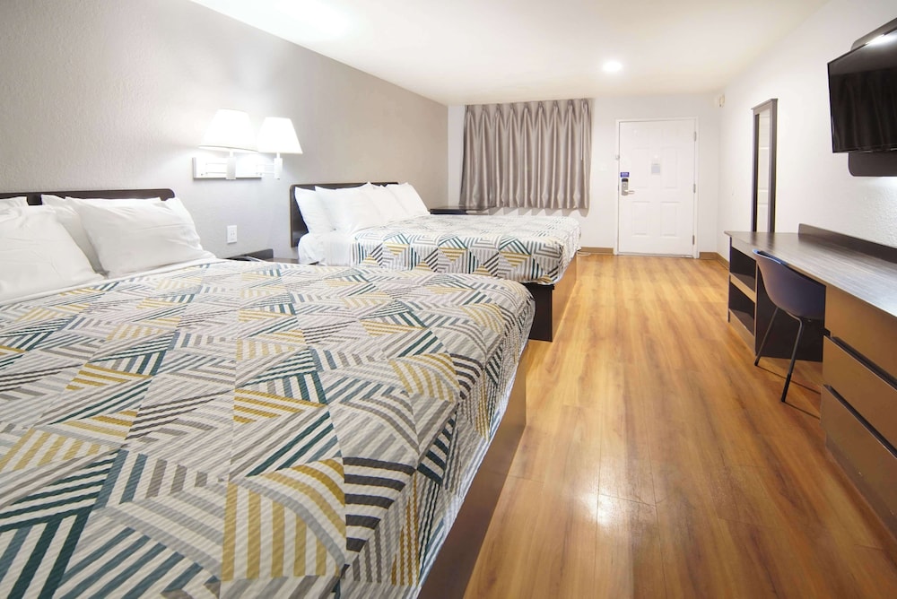 Standard Room, Multiple Beds, Non Smoking photo 2