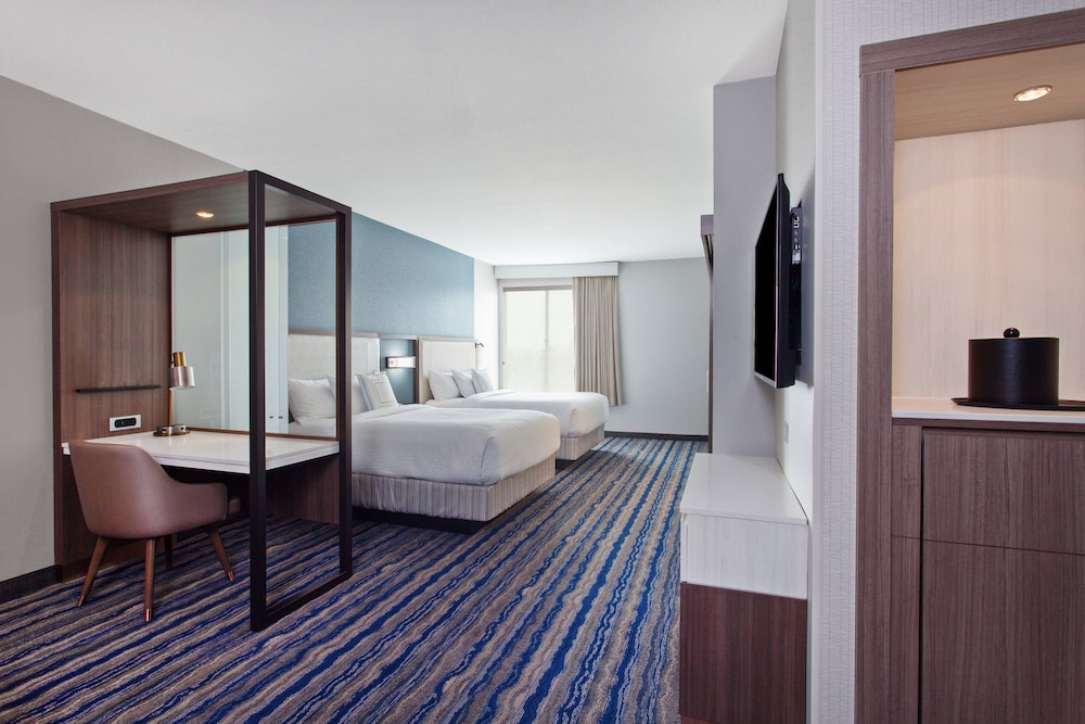 Suite, 2 Queen Beds (Mobility/Hearing Access, Roll-In Shwr)