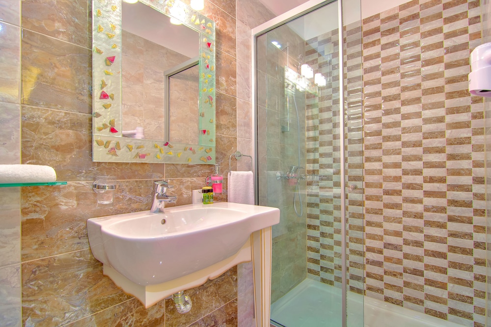 Deluxe Room - Photo 14