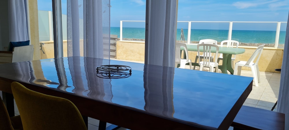 Classic Cottage, Beach View photo 1