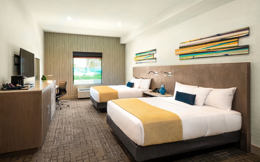 Deluxe Studio, 2 Queen Beds - Photo 1