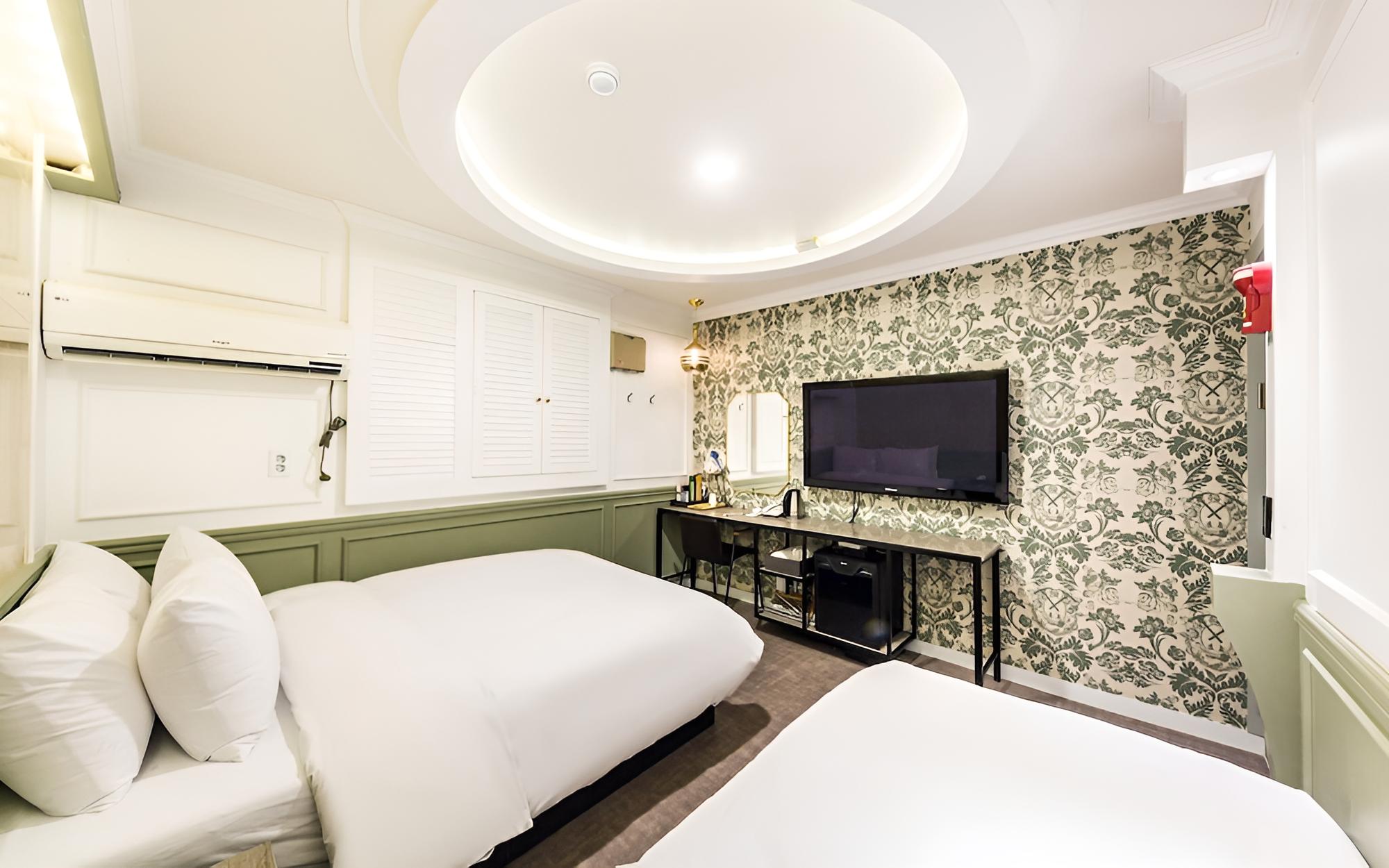 Room (Twin) - Photo 2