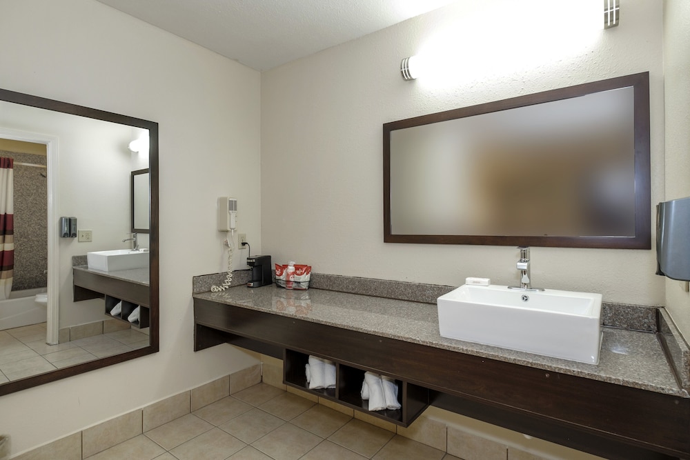 Premium Room, 1 King Bed (Upgraded Bedding & Snack, Smoke Free) - Photo 6