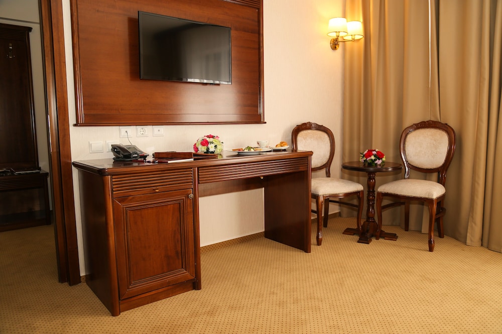 One Bedroom and Living Suite 4****