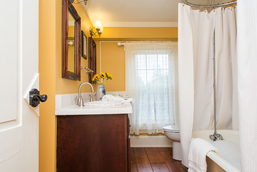 Room, Private Bathroom (#8 Kings Room) photo 2