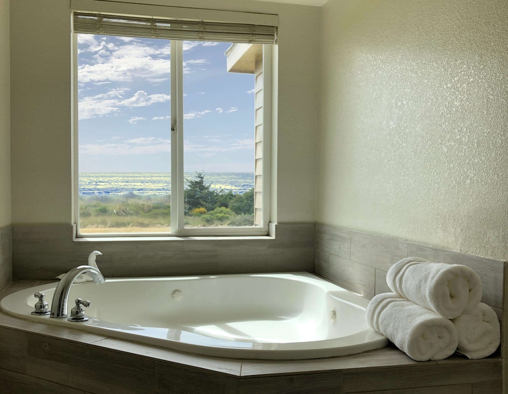 Suite, 1 King Bed, Balcony, Partial Ocean View (Lower Level) photo 2