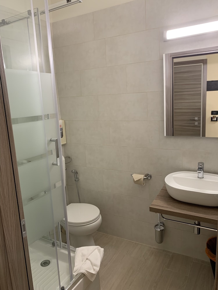 Premium Double or Twin Room - Photo 30