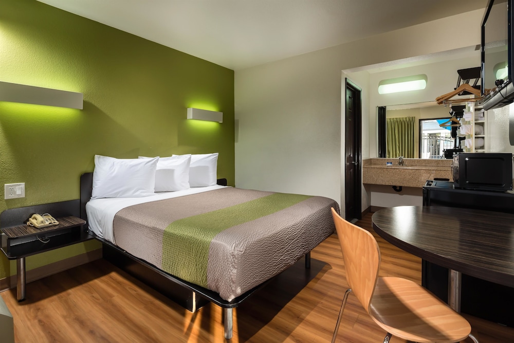 Deluxe Room, 1 King Bed, Non Smoking, Refrigerator & Microwave photo 3