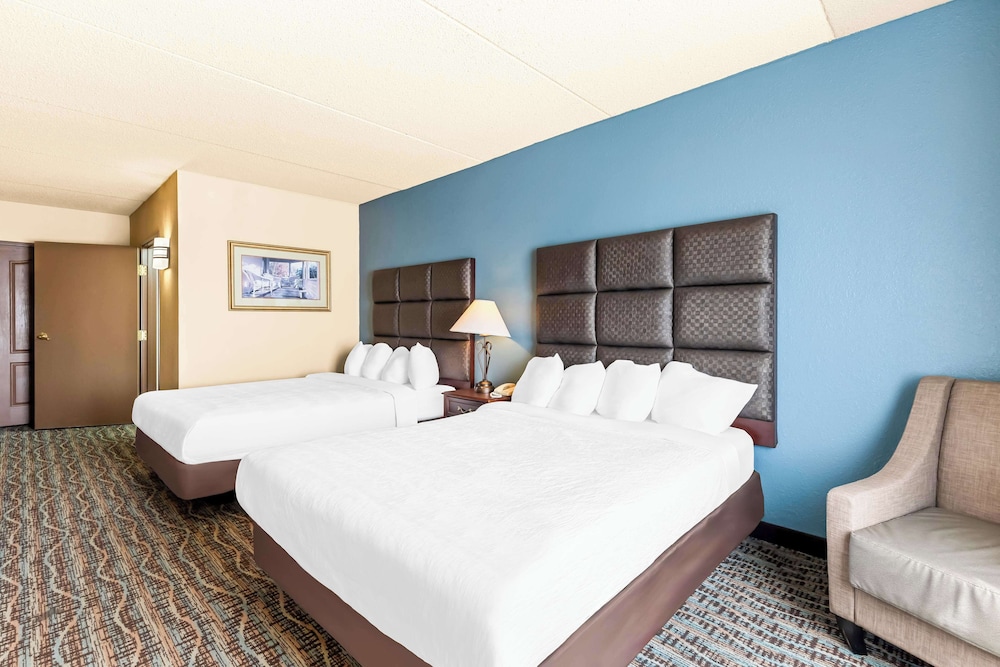 Standard Room, 2 Queen Beds, Non Smoking, Refrigerator & Microwave - Photo 3