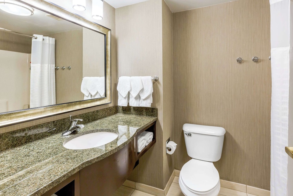 Standard Room, 2 Queen Beds - Photo 9