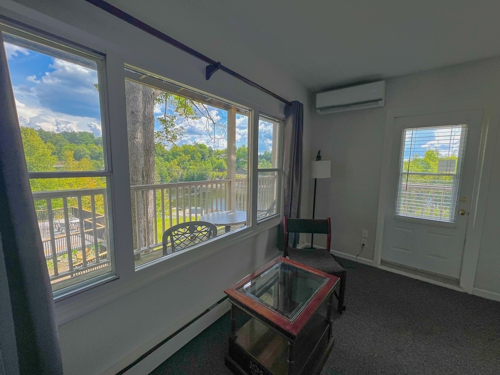 Premium Room, 1 King Bed (Muskoka River View, Has Balcony) photo 3