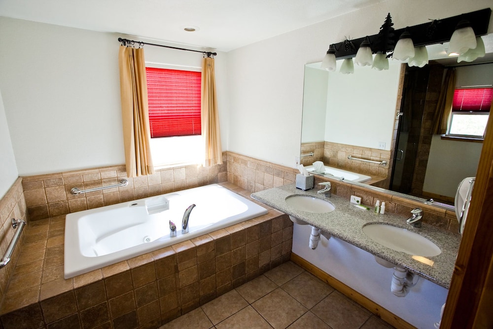 Cabin, 1 Bedroom, Hot Tub (Genevieve) photo 2