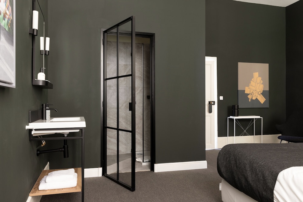 Standard Room, 1 King Bed, Garden View photo 3